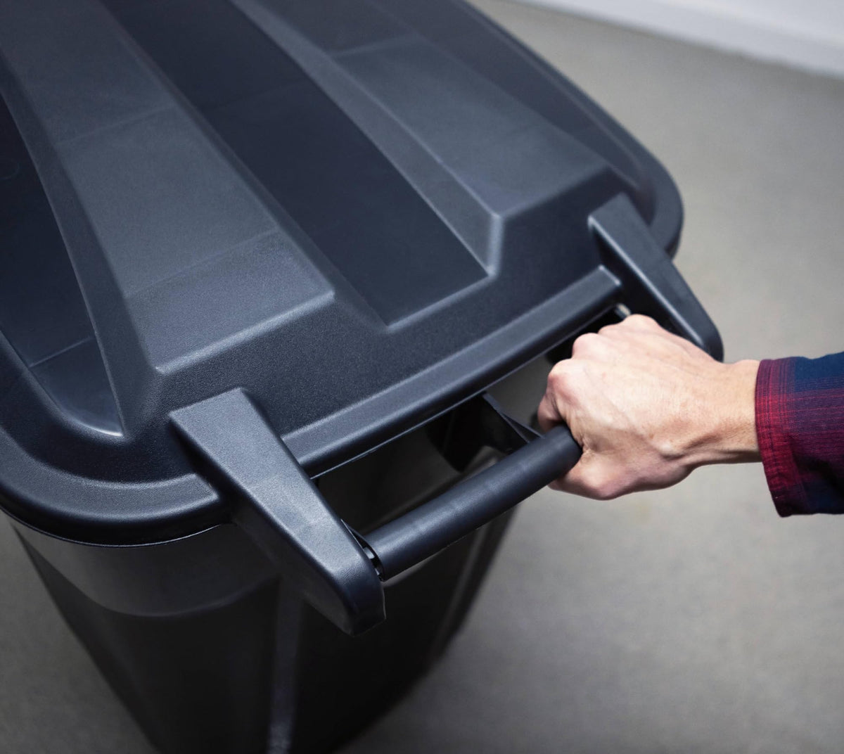 32 Gallon Black Plastic Garbage Can with Attached Lid F16435