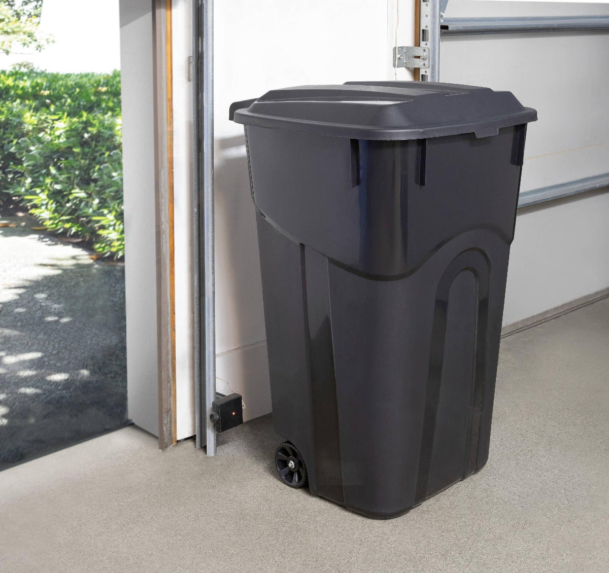 32 Gallon Black Plastic Garbage Can with Attached Lid F16435