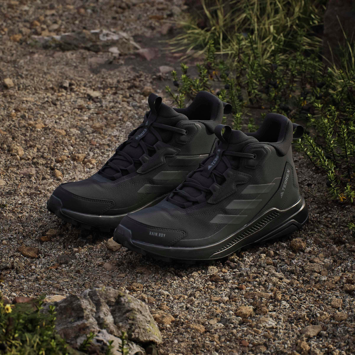 Mid Top Hiking Shoes D52360